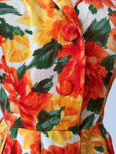 Charger l'image dans la galerie, 1950s - Stunning Roseprint Day Dress - W26 (66cm)