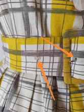 Load image into Gallery viewer, 1950s - Fabulous Yellow Grey Cotton Dress - W27.5 (70cm)