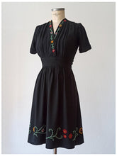 Cargar imagen en el visor de la galería, 1930s - Beautiful Black Embroidered Rayon Dress - W27.5 (70cm)