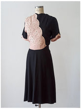 Charger l'image dans la galerie, 1940s (?) - Stunning Pink & Black Rayon Dress - W26/27 (66/68cm)