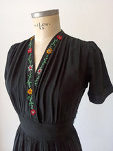 Cargar imagen en el visor de la galería, 1930s - Beautiful Black Embroidered Rayon Dress - W27.5 (70cm)
