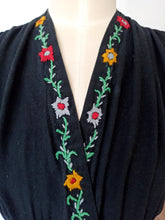 Cargar imagen en el visor de la galería, 1930s - Beautiful Black Embroidered Rayon Dress - W27.5 (70cm)