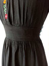 Cargar imagen en el visor de la galería, 1930s - Beautiful Black Embroidered Rayon Dress - W27.5 (70cm)