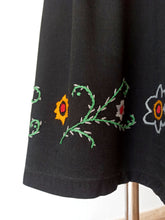 Cargar imagen en el visor de la galería, 1930s - Beautiful Black Embroidered Rayon Dress - W27.5 (70cm)