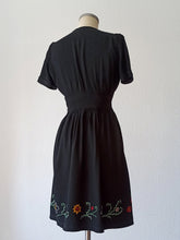 Cargar imagen en el visor de la galería, 1930s - Beautiful Black Embroidered Rayon Dress - W27.5 (70cm)