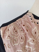 Charger l'image dans la galerie, 1940s (?) - Stunning Pink & Black Rayon Dress - W26/27 (66/68cm)