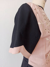 Charger l'image dans la galerie, 1940s (?) - Stunning Pink & Black Rayon Dress - W26/27 (66/68cm)