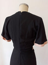 Charger l'image dans la galerie, 1940s (?) - Stunning Pink & Black Rayon Dress - W26/27 (66/68cm)