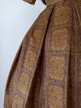 Laden Sie das Bild in den Galerie-Viewer, 1950s 1960s - MAVEL, France - Stunning Satin Silk Dress - W26 (66cm)
