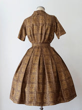 Laden Sie das Bild in den Galerie-Viewer, 1950s 1960s - MAVEL, France - Stunning Satin Silk Dress - W26 (66cm)