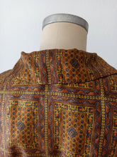 Laden Sie das Bild in den Galerie-Viewer, 1950s 1960s - MAVEL, France - Stunning Satin Silk Dress - W26 (66cm)