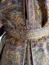 Laden Sie das Bild in den Galerie-Viewer, 1950s 1960s - MAVEL, France - Stunning Satin Silk Dress - W26 (66cm)
