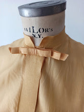 Cargar imagen en el visor de la galería, 1940s 1950s - Stunning Gold Silk Mao Collar Blouse - W34 (86cm)