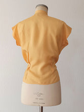 Cargar imagen en el visor de la galería, 1940s 1950s - Stunning Gold Silk Mao Collar Blouse - W34 (86cm)