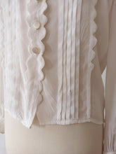 Cargar imagen en el visor de la galería, 1940s 1950s - Gorgeous White Silk Crepe Blouse - Sz Large