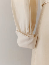 Cargar imagen en el visor de la galería, 1940s 1950s - Exquisite Ivory Rayon Blouse - W31 (80cm)