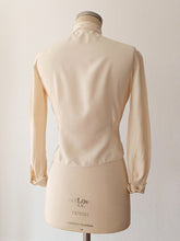 Cargar imagen en el visor de la galería, 1940s 1950s - Exquisite Ivory Rayon Blouse - W31 (80cm)