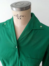 Laden Sie das Bild in den Galerie-Viewer, 1950s 1960s - CHERIE MODELL, France - Green Cotton Blouse - Sz 42