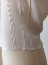 Laden Sie das Bild in den Galerie-Viewer, 1930s - Exquisite White Silk Crepe Blouse