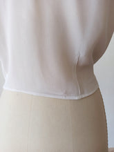 Laden Sie das Bild in den Galerie-Viewer, 1930s - Exquisite White Silk Crepe Blouse