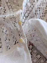Cargar imagen en el visor de la galería, 1920s 1930s - Delicious Handmade Cotton Lace Blouse