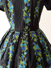 Cargar imagen en el visor de la galería, 1950s 1960s - Gorgeous Hydrangeas Print Cotton Dress - W29 (74cm)