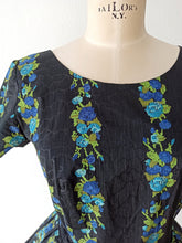 Cargar imagen en el visor de la galería, 1950s 1960s - Gorgeous Hydrangeas Print Cotton Dress - W29 (74cm)