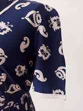 Cargar imagen en el visor de la galería, 1940s - Gorgeous Blue Printed Rayon Dress - W33 (84cm)