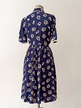 Cargar imagen en el visor de la galería, 1940s - Gorgeous Blue Printed Rayon Dress - W33 (84cm)