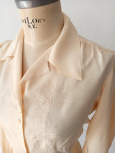 Cargar imagen en el visor de la galería, 1940s - Exquisite Embroidery Silk Crepe Blouse - Sz 42