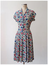 Laden Sie das Bild in den Galerie-Viewer, 1930s 1940s - Adorable Floral Silk Crepe Dress - W32 (82cm)