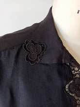 Carica l'immagine nel visualizzatore di Gallery, 1940s 1950s - Exquisite Black Silk Blouse - W39 (100cm)