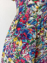 Cargar imagen en el visor de la galería, 1940s - GERMANY - Spectacular Floral Cold Rayon Silk Dress - W29 (74cm)