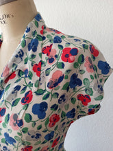 Laden Sie das Bild in den Galerie-Viewer, 1930s 1940s - Adorable Floral Silk Crepe Dress - W32 (82cm)