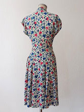 Laden Sie das Bild in den Galerie-Viewer, 1930s 1940s - Adorable Floral Silk Crepe Dress - W32 (82cm)