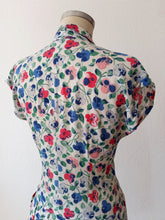 Laden Sie das Bild in den Galerie-Viewer, 1930s 1940s - Adorable Floral Silk Crepe Dress - W32 (82cm)