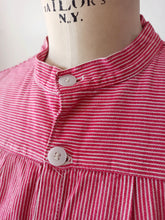 Laden Sie das Bild in den Galerie-Viewer, 1940s - Gorgeous Red Stripes Workwear Blouse - Sz 52