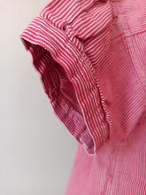 Laden Sie das Bild in den Galerie-Viewer, 1940s - Gorgeous Red Stripes Workwear Blouse - Sz 52