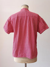 Laden Sie das Bild in den Galerie-Viewer, 1940s - Gorgeous Red Stripes Workwear Blouse - Sz 52