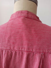 Laden Sie das Bild in den Galerie-Viewer, 1940s - Gorgeous Red Stripes Workwear Blouse - Sz 52