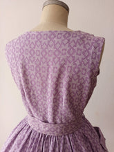 Laden Sie das Bild in den Galerie-Viewer, 1950s - LA FAVORITE, France - Gorgeous Purple Dress - W31.5 (80cm)