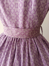 Laden Sie das Bild in den Galerie-Viewer, 1950s - LA FAVORITE, France - Gorgeous Purple Dress - W31.5 (80cm)