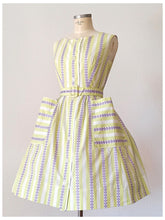 Laden Sie das Bild in den Galerie-Viewer, 1950s - MARIE BONHEUR, Paris - Exquisite Lime Purple Dress - W28.5 (72cm)