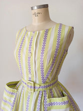 Laden Sie das Bild in den Galerie-Viewer, 1950s - MARIE BONHEUR, Paris - Exquisite Lime Purple Dress - W28.5 (72cm)