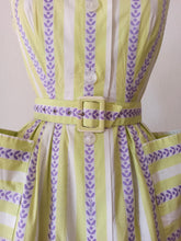 Laden Sie das Bild in den Galerie-Viewer, 1950s - MARIE BONHEUR, Paris - Exquisite Lime Purple Dress - W28.5 (72cm)