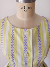 Laden Sie das Bild in den Galerie-Viewer, 1950s - MARIE BONHEUR, Paris - Exquisite Lime Purple Dress - W28.5 (72cm)