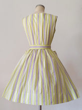 Laden Sie das Bild in den Galerie-Viewer, 1950s - MARIE BONHEUR, Paris - Exquisite Lime Purple Dress - W28.5 (72cm)