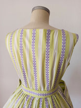 Laden Sie das Bild in den Galerie-Viewer, 1950s - MARIE BONHEUR, Paris - Exquisite Lime Purple Dress - W28.5 (72cm)
