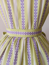 Laden Sie das Bild in den Galerie-Viewer, 1950s - MARIE BONHEUR, Paris - Exquisite Lime Purple Dress - W28.5 (72cm)