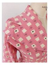 Cargar imagen en el visor de la galería, 1940s - Dramatic Collar Atomic Pink Cotton Dress - W32 (82cm)
